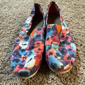 ~TOMS MULTICOLOR FLORAL SHOES~
